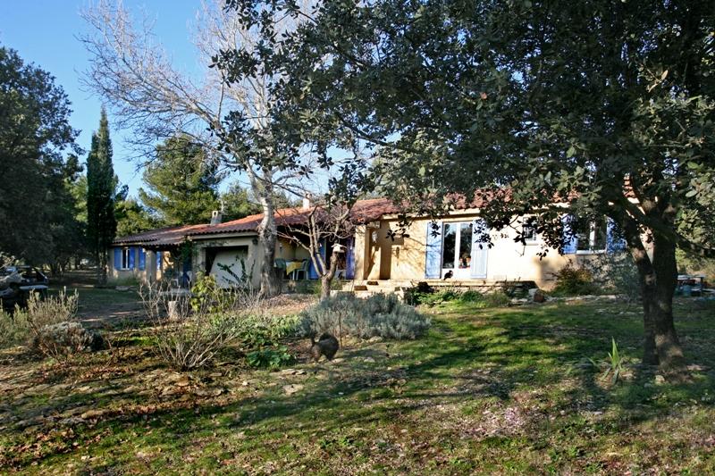 Near Gordes, one level building made of two houses linked with a shared hall and garage